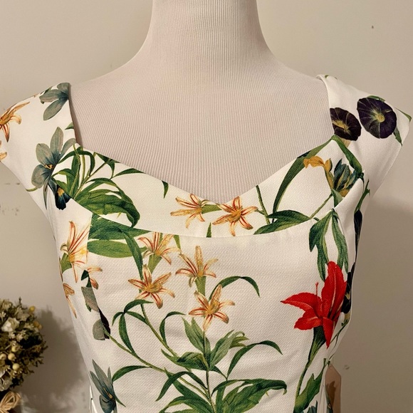 NWT Forever 21 Contemporary floral dress - Picture 3 of 9